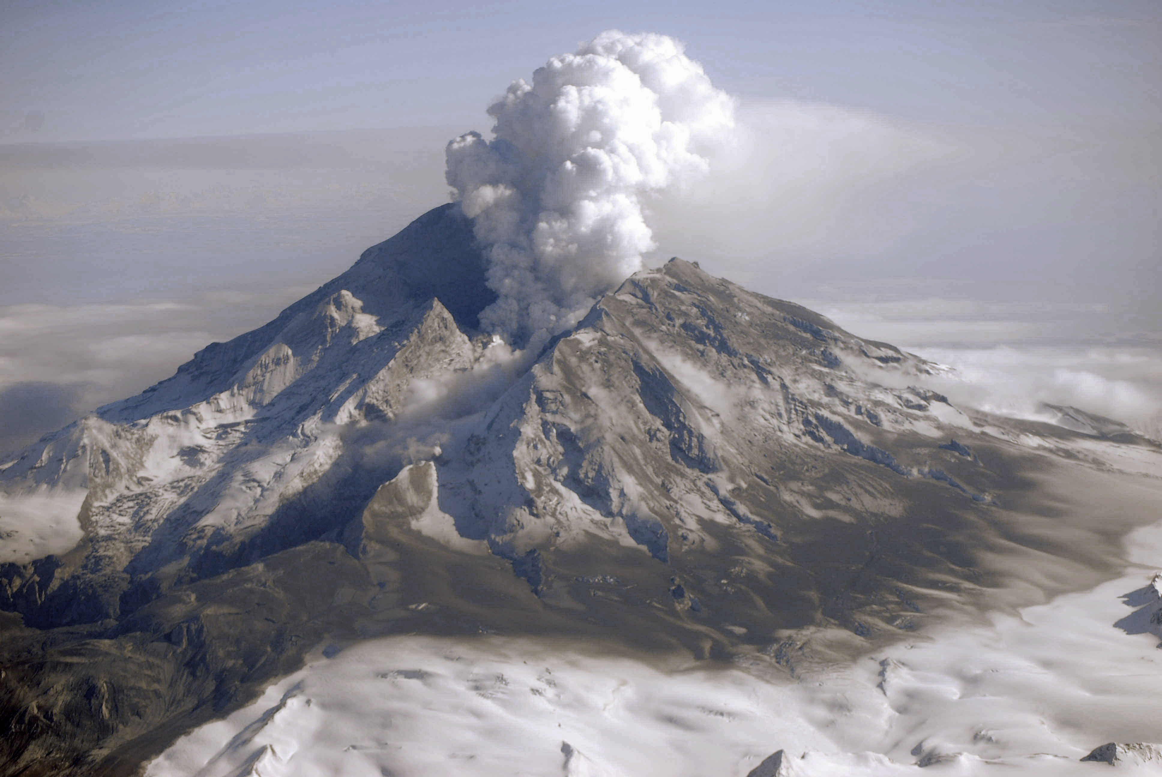 The 2009 eruption of Alaska�s Redoubt volcano.