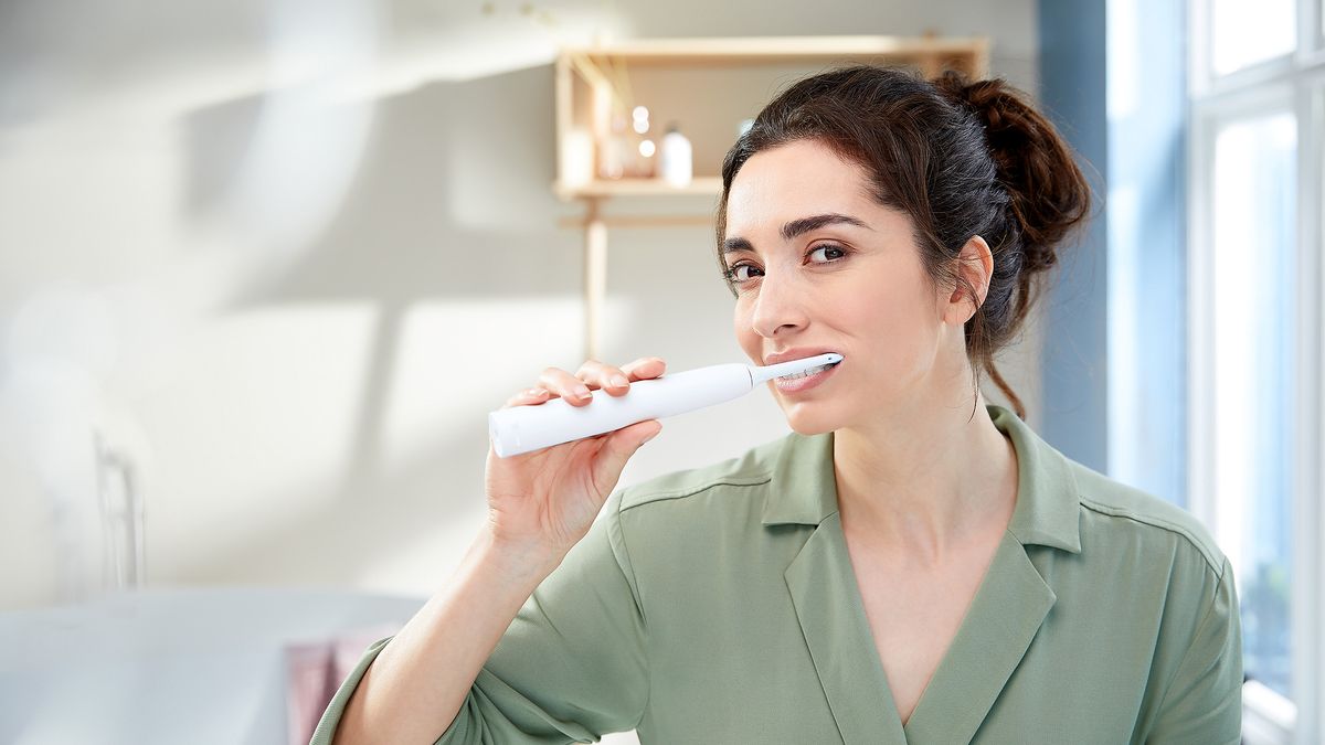 7 mistakes everyone makes with electric toothbrushes T3