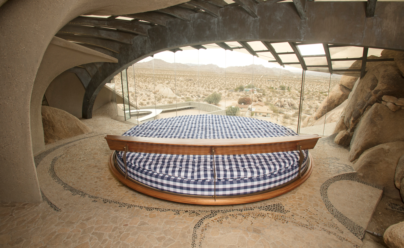 Hästens creates vast bed for Doolittle House in Joshua Tree Wallpaper