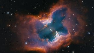 Foto del telescopio espacial de una gran nube de gas marrón rojizo que rodea un parche de espacio con forma de polilla