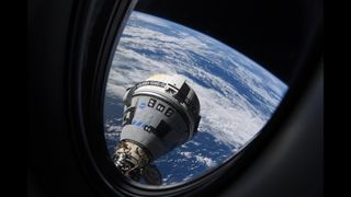Una nave espacial en forma de cono es visible a través de la ventana de una estación espacial. Detrás de la nave espacial hay una tierra nublada y el negro del espacio.
