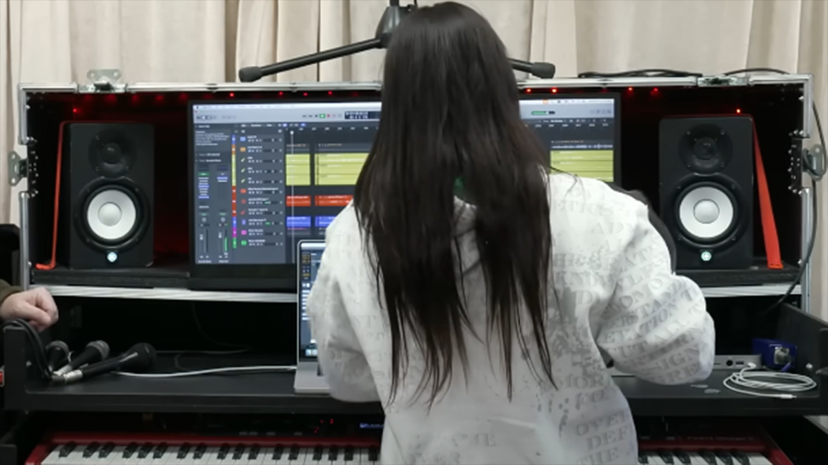 “This goes everywhere" Billie Eilish shows off her Logic Propowered
