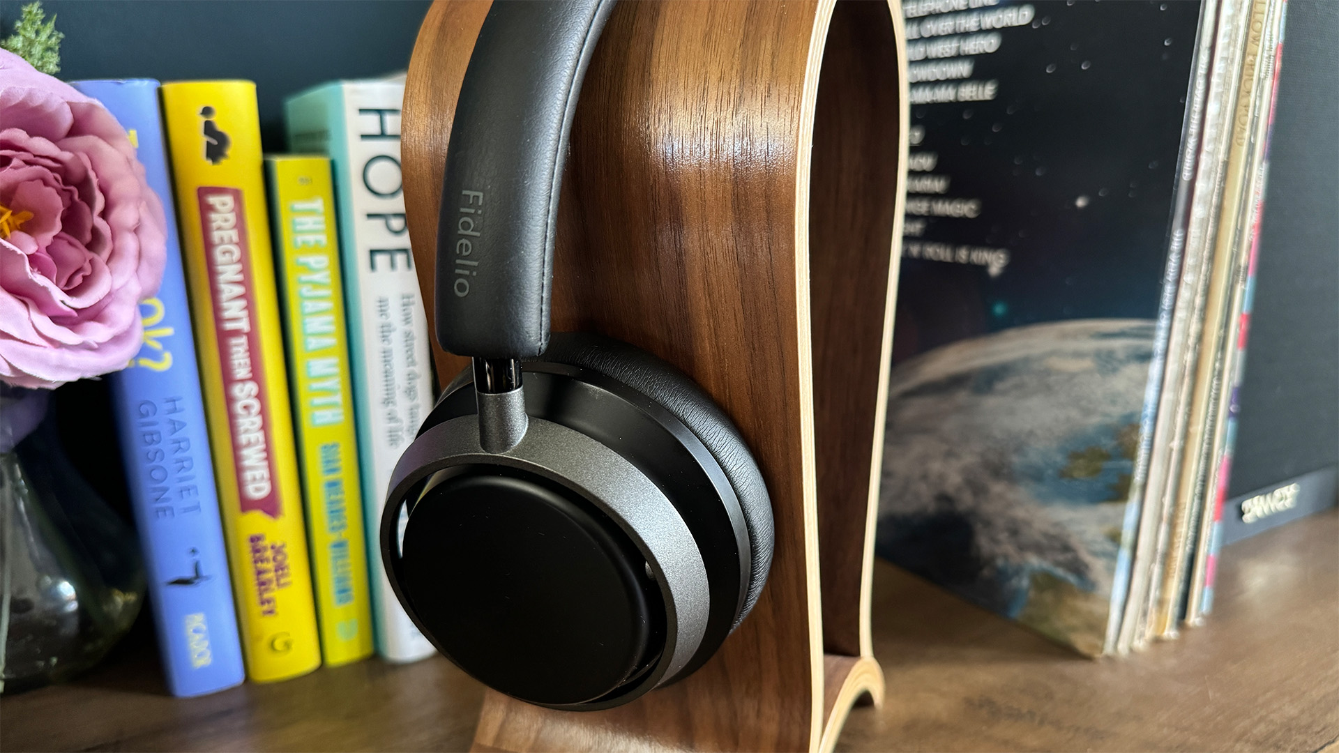 Philips Fidelio L4 review: good noise cancelling headphones with lots
