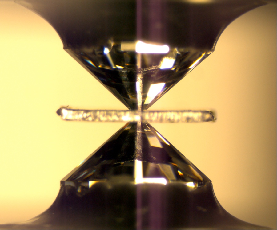 diamond anvil with ringwoodite sample.