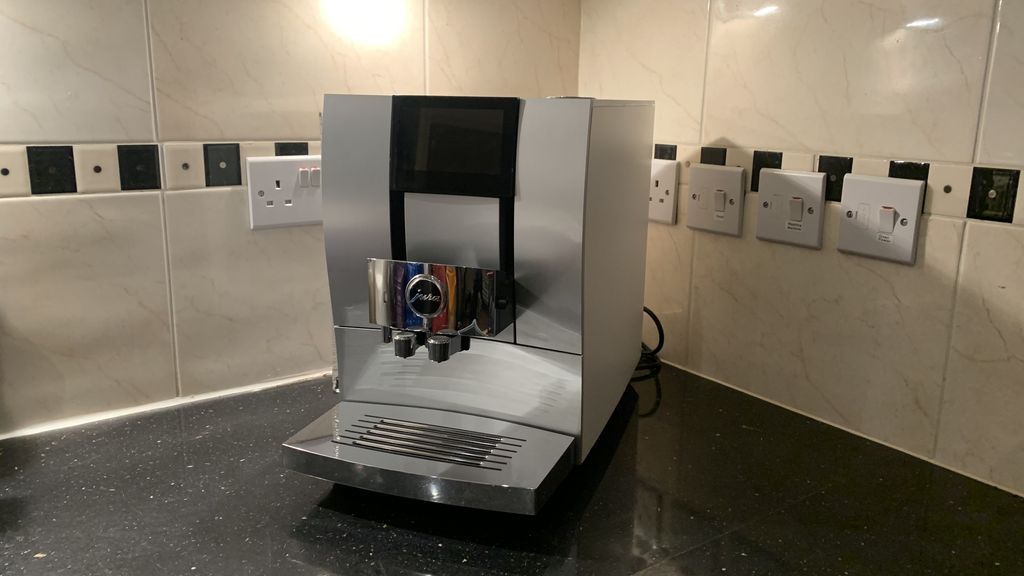 Jura Z10 review a beantocup coffee machine that makes cold brews