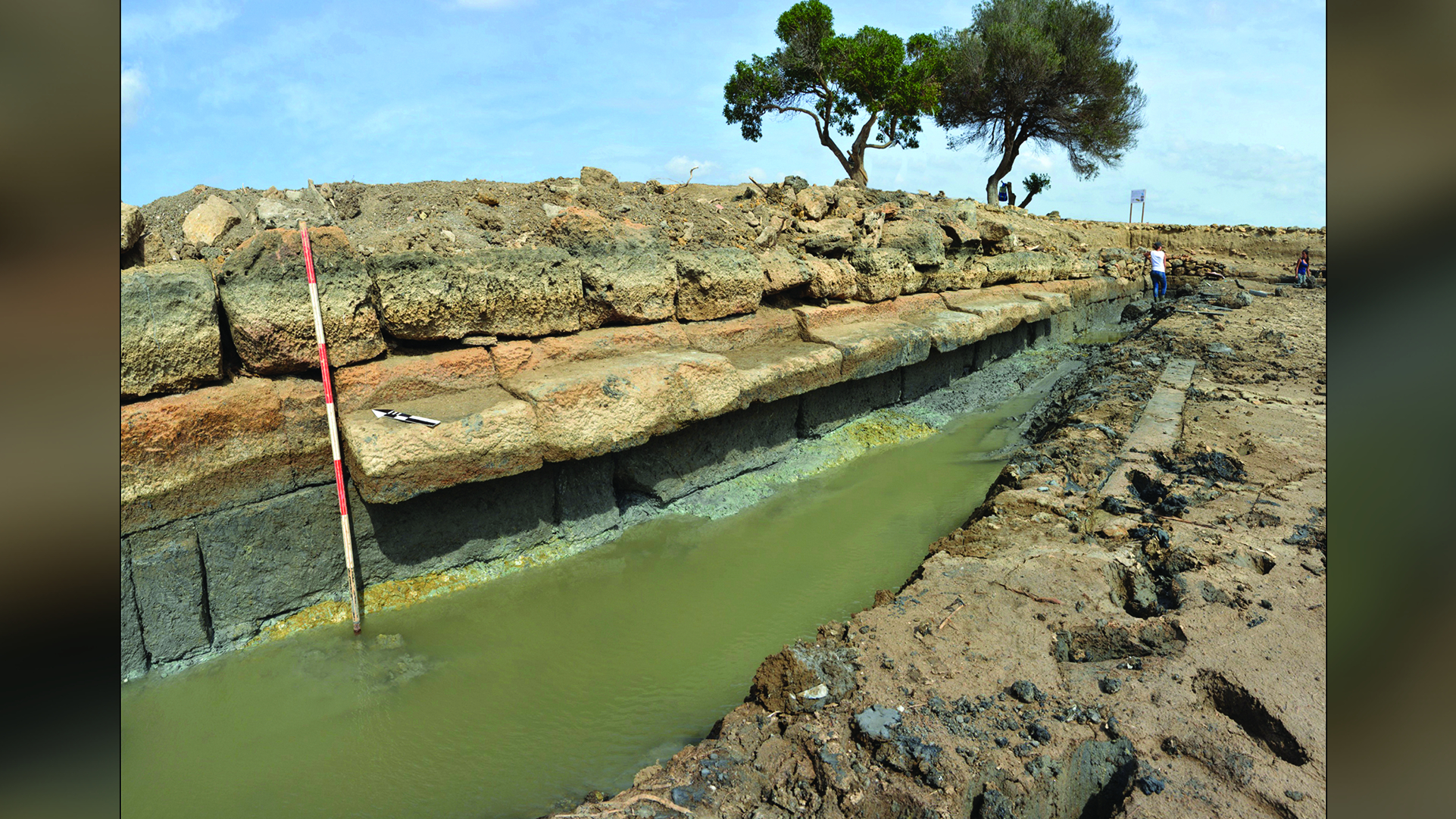 A ledge at the mid-point of the northern side of the pool.