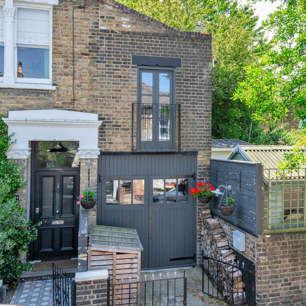 Tour small but perfectly formed narrow house no wider than a London