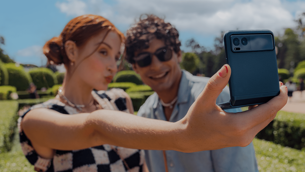 A flippin' bargain new Moto Razr 40 undercuts Samsung Galaxy by a mile