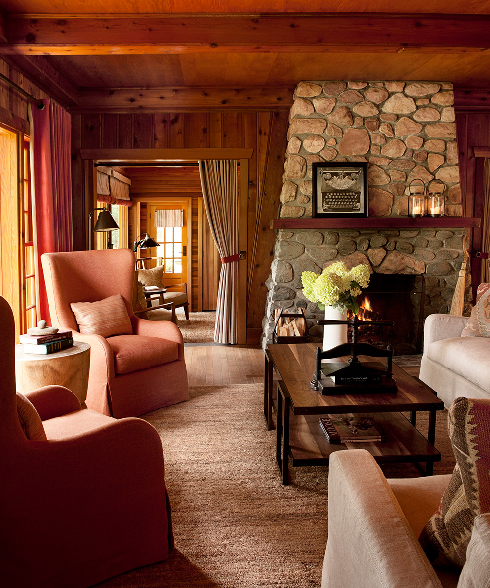 A mountain cabin on Edith Lake in Jasper National Park, Canada Homes
