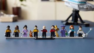 Se muestra una nave espacial construida con ladrillos grises con minifiguras y una placa informativa.