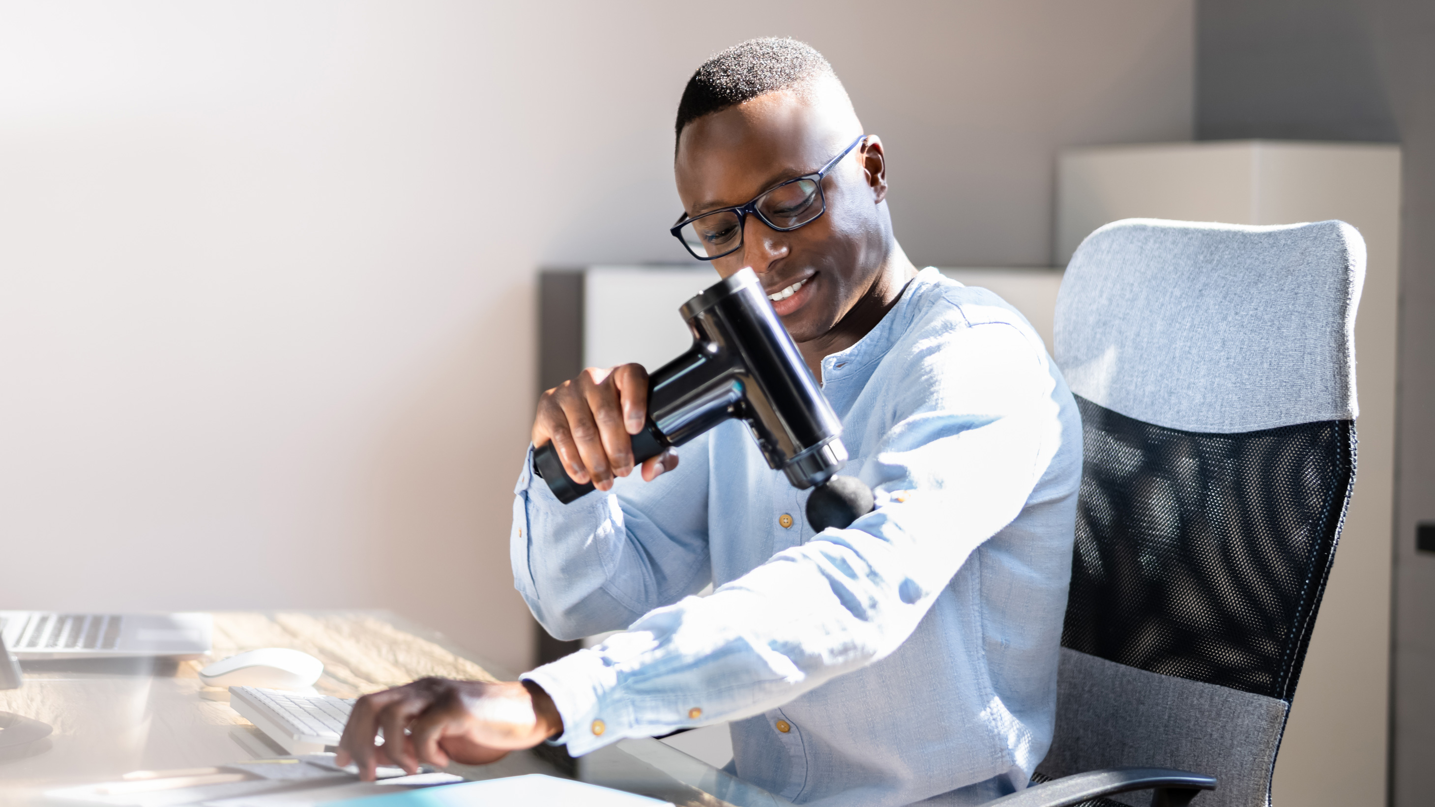 Massage gun benefits 5 reasons to use a percussive massage device at