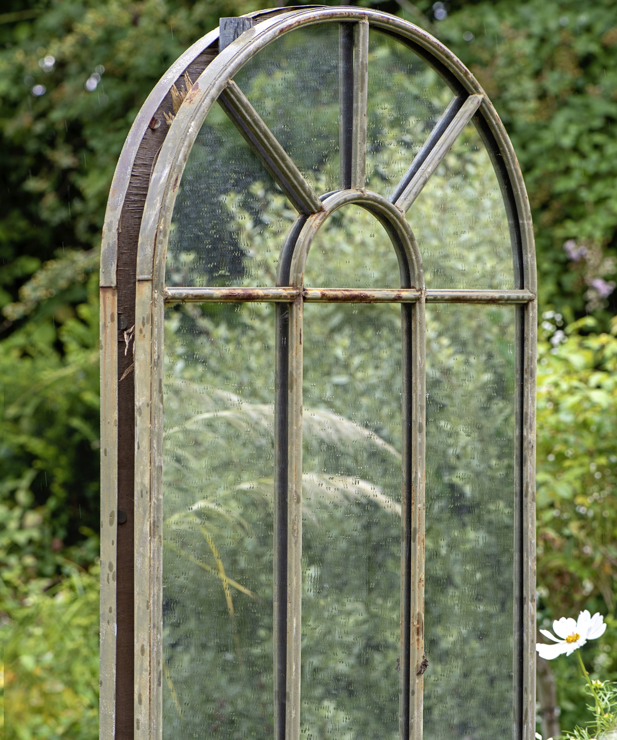 Outdoor mirror ideas 5 expert ways to open up your yard Homes and