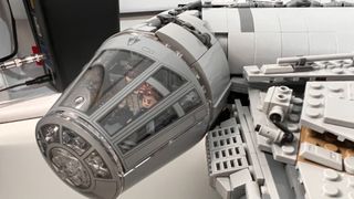 Lego Star Wars UCS Millennium Falcon 75192_Primer plano de la cabina