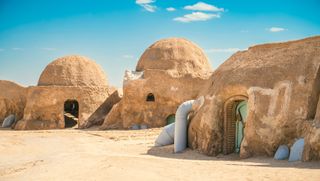 Una serie de casas de domo de adobe en el desierto