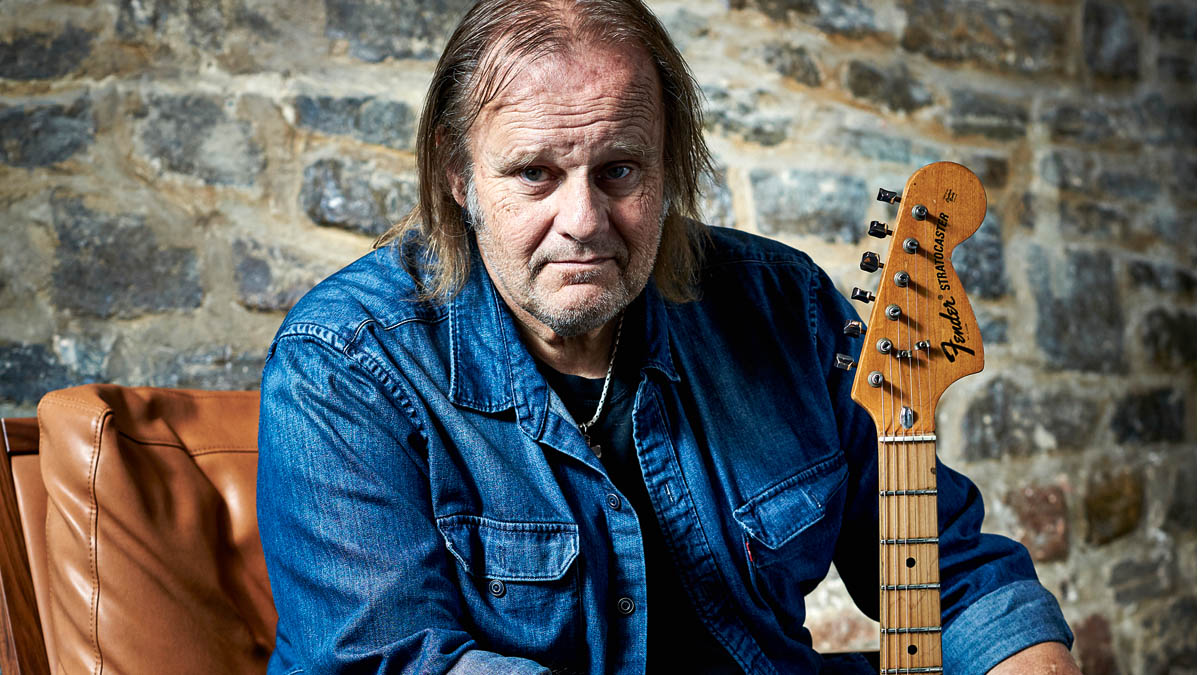 Walter Trout on his best guitarbuying tip, breaking a Les Paul in two