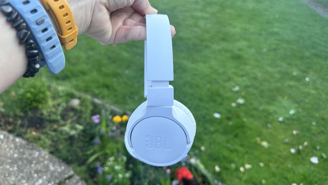 JBL Tune 670NC review: lightweight in both build and sound quality
