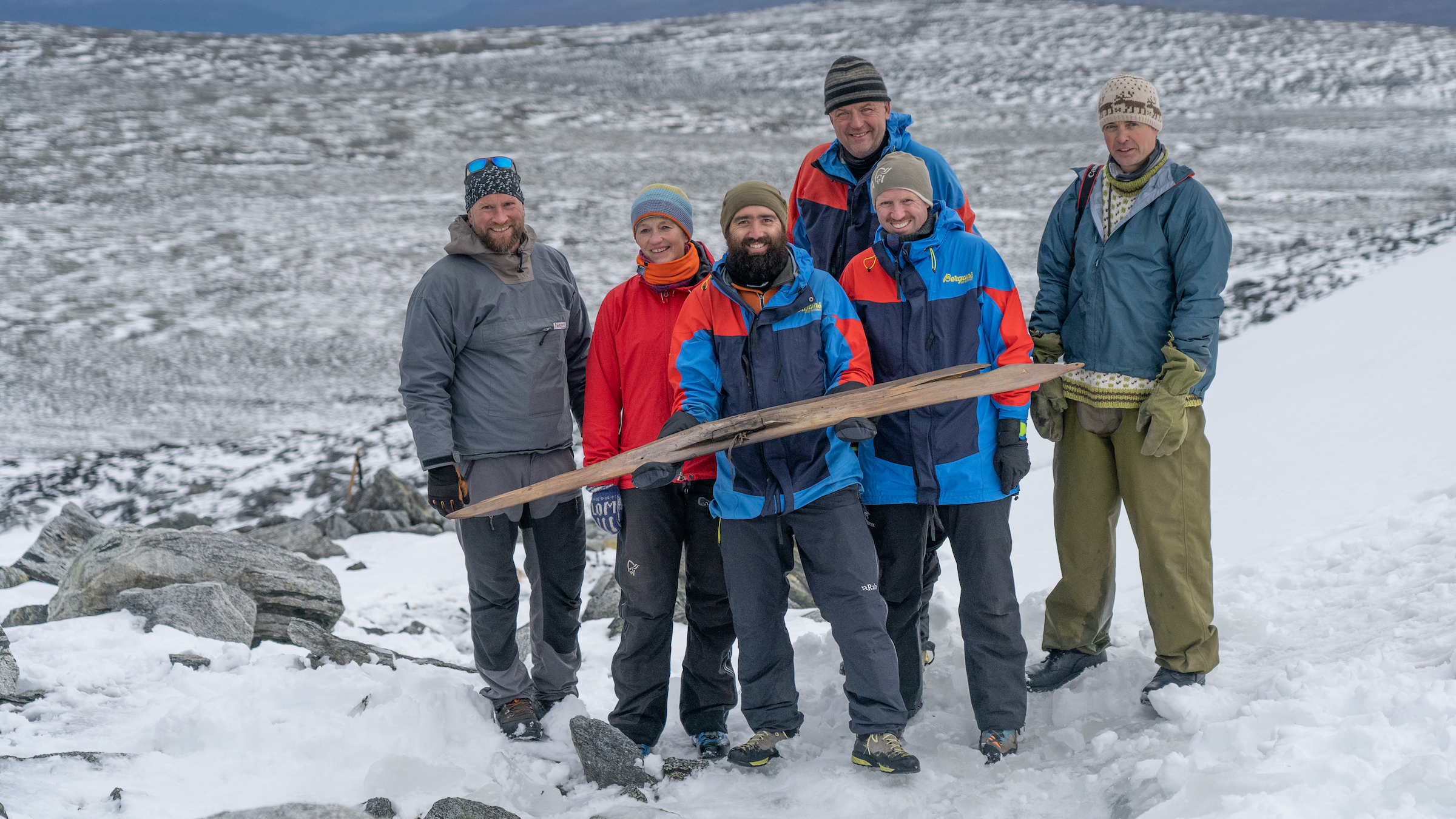 The team gathers to show the ski. From left: Dag Inge Bakke (Norwegian Mountain Center), Mai Bakken (Norwegian Mountain Center), Julian Post-Melbye (Museum of Cultural History), Øystein Rønning Andersen (Secrets of the Ice), Runar Hole (Secrets of the Ice), behind Espen Finstad (Secrets of the Ice).