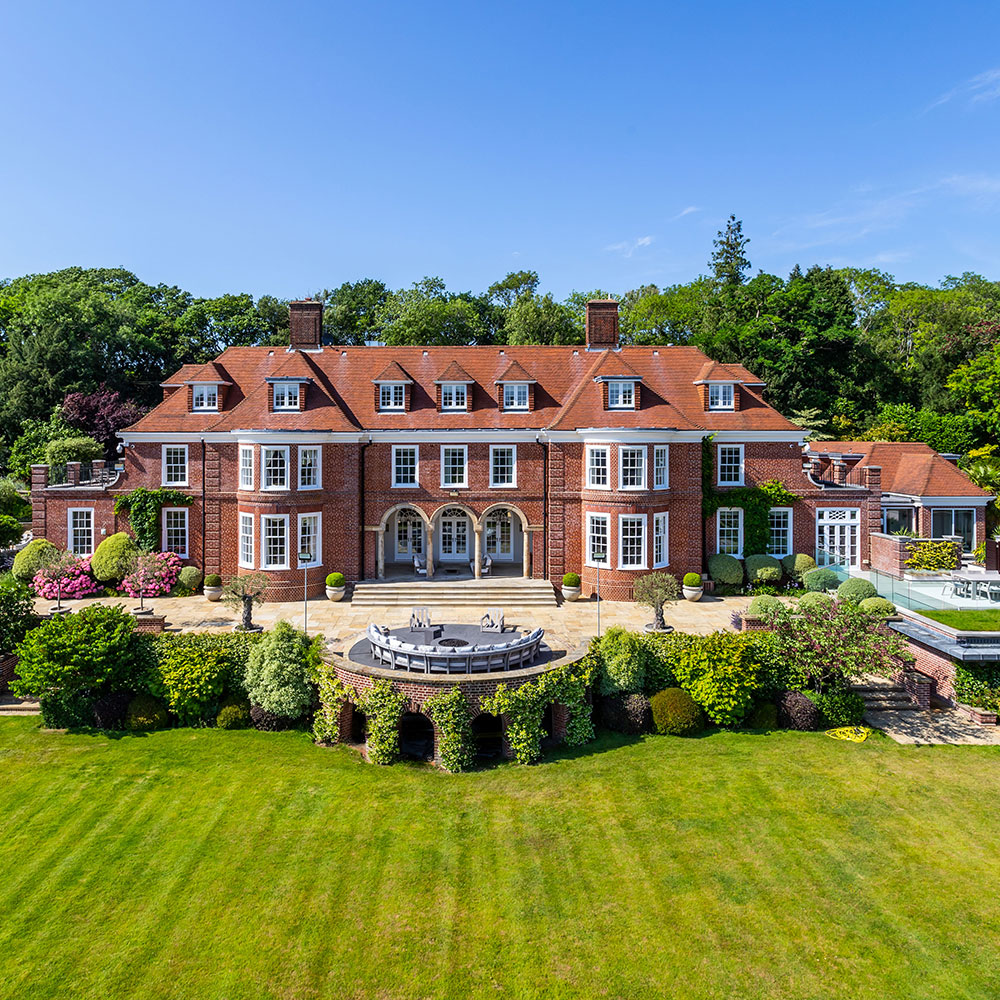 People couldn't stop looking at this luxury estate on Rightmove in