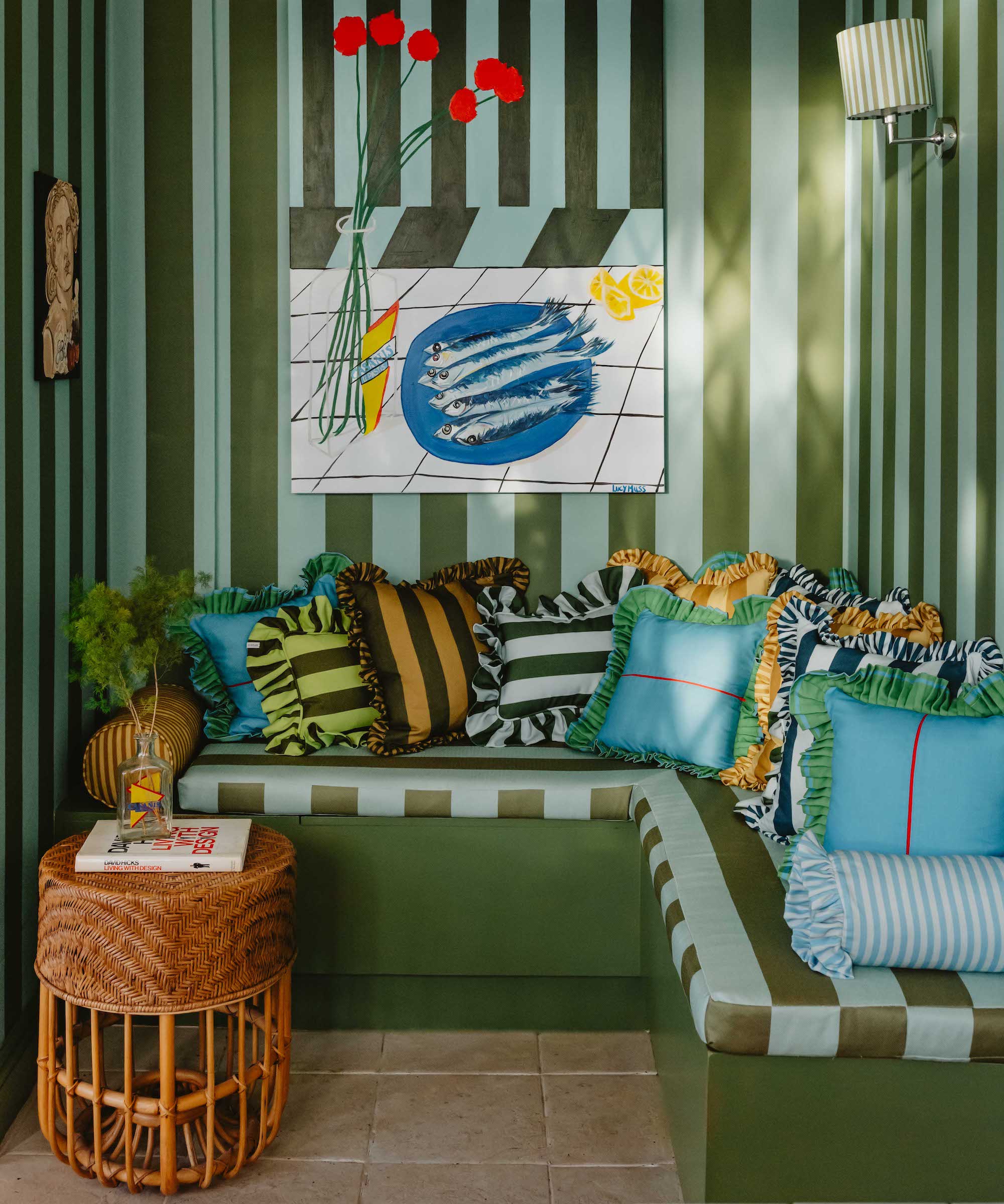 Should You Match The Pattern Of Your Wallpaper To Your Couch Experts