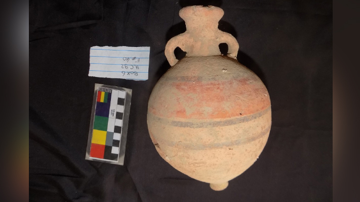 Painted spherical vessels were found in some of the tombs. They may have been used to store liquids.