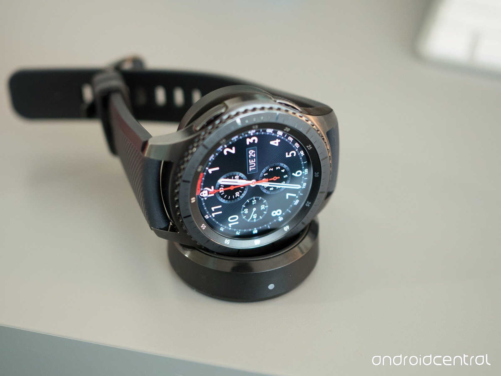 3 Great Third Party Wireless Charging Docks for Samsung Gear S3