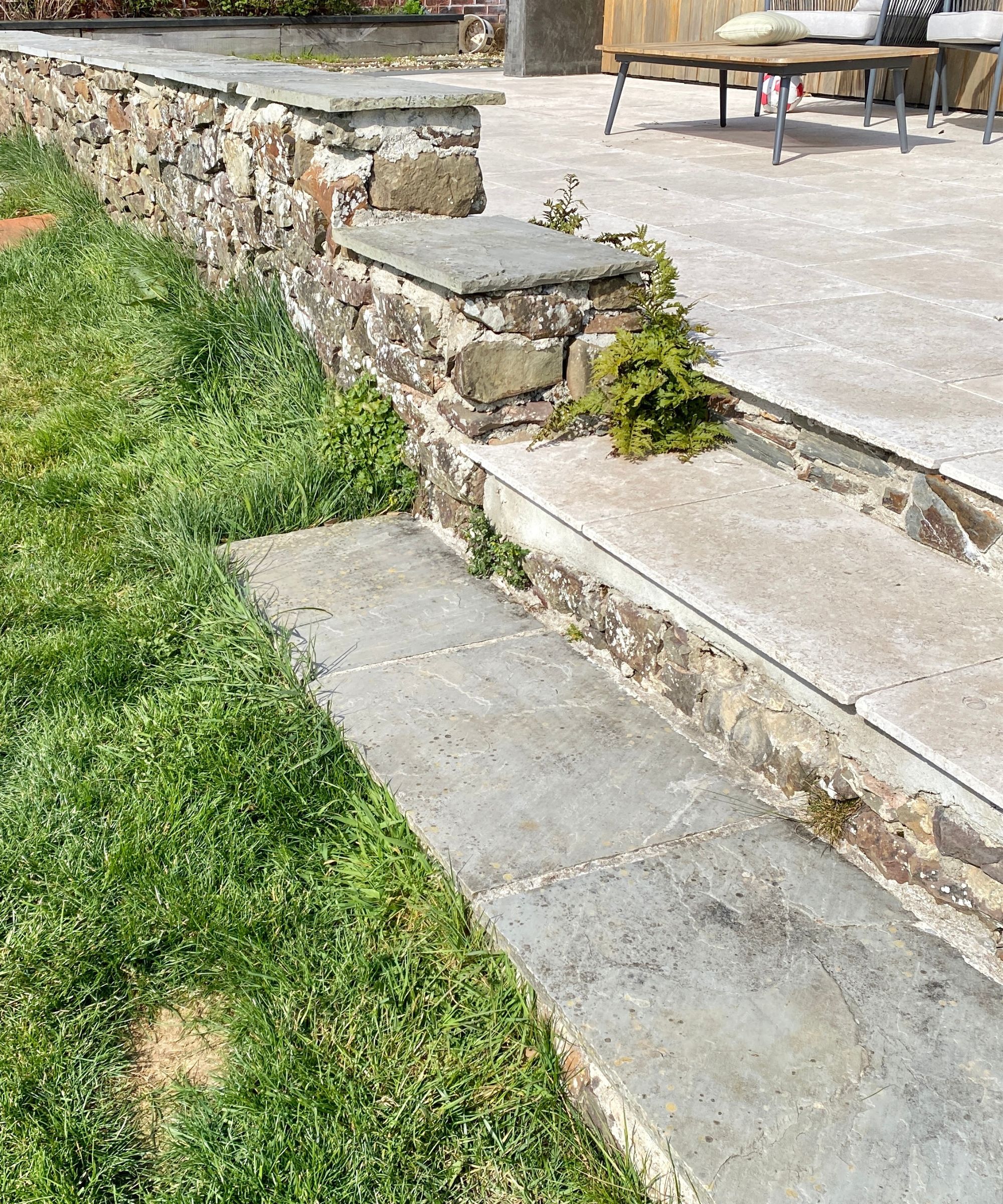 GT3240VZ 40v Cordless Grass Trimmer before and after on the steps