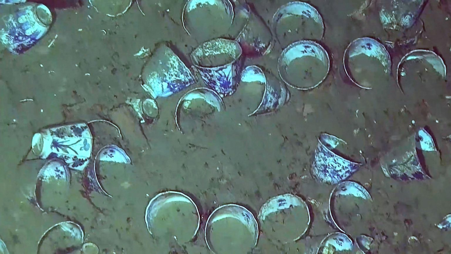 The remotely-operated underwater vehicle (ROV) that explored the San Jose wreck discovered an intact porcelain tableware set in the remains of the hull.