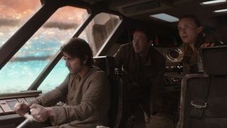 Star Wars Andor: una tripulación rebelde volando a través del Ojo de Aldhani.