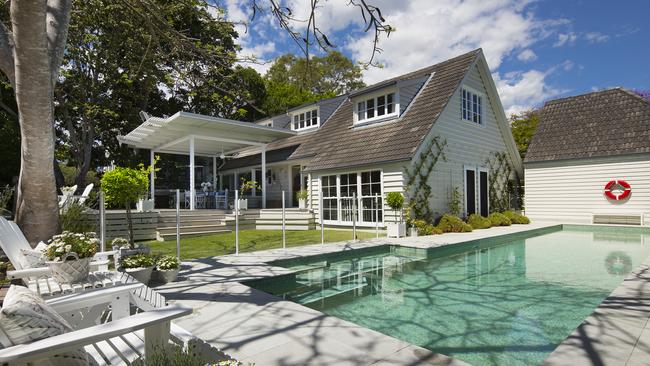 Steve Ciobo sells Broadbeach Waters home prior to auction for 2.15