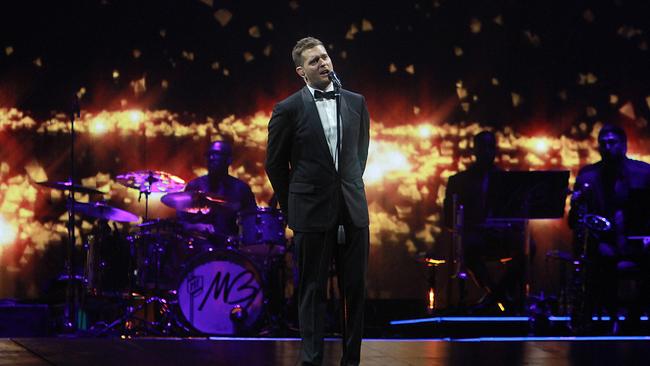 Michael Buble insists he does know how to eat corn, photographers just