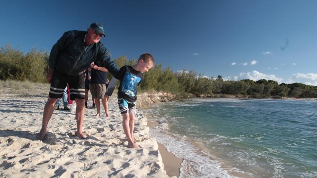 Rainbow Beach sinkhole 2015 Inskip Point could ‘disappear entirely’ QLD