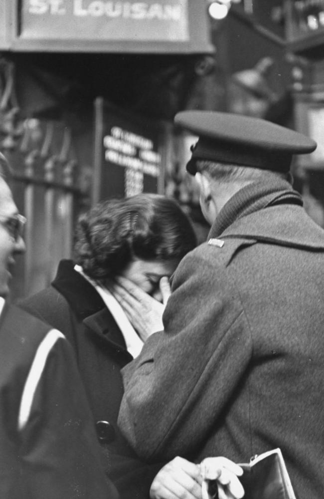 Famous WW2 kiss photo Alfred Eisenstaedt also took farewell war photos
