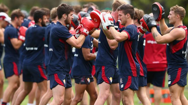 Melbourne players to adopt radical paleo diet in 2015 AFL season