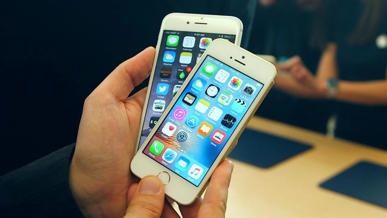 Technology writer Rod Chester checks out Apple’s new iPhone SE