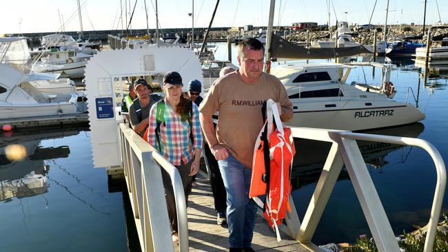 Seven people rescued after boat started to sink off Kangaroo Island