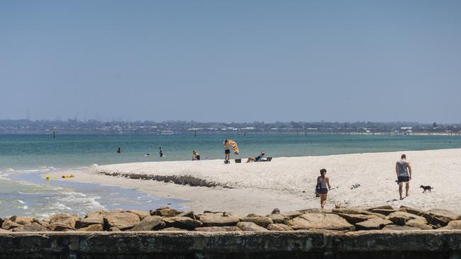 Heavy rain sparks poor water quality warning at Port Phillip Bay