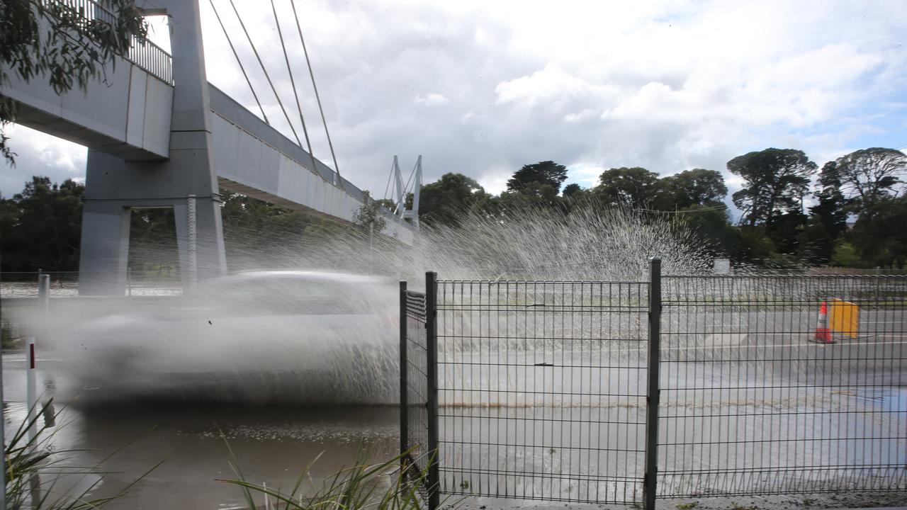 Barwon River flooding Geelong roads, parks, walking tracks flooded