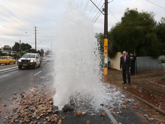 Adelaide burst water mains Water Minister Ian Hunter ignored criticism
