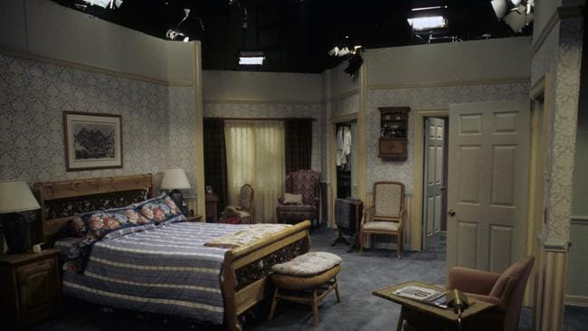 Seinfeld, Everybody Loves Raymond, Full House ‘90s TV show sets