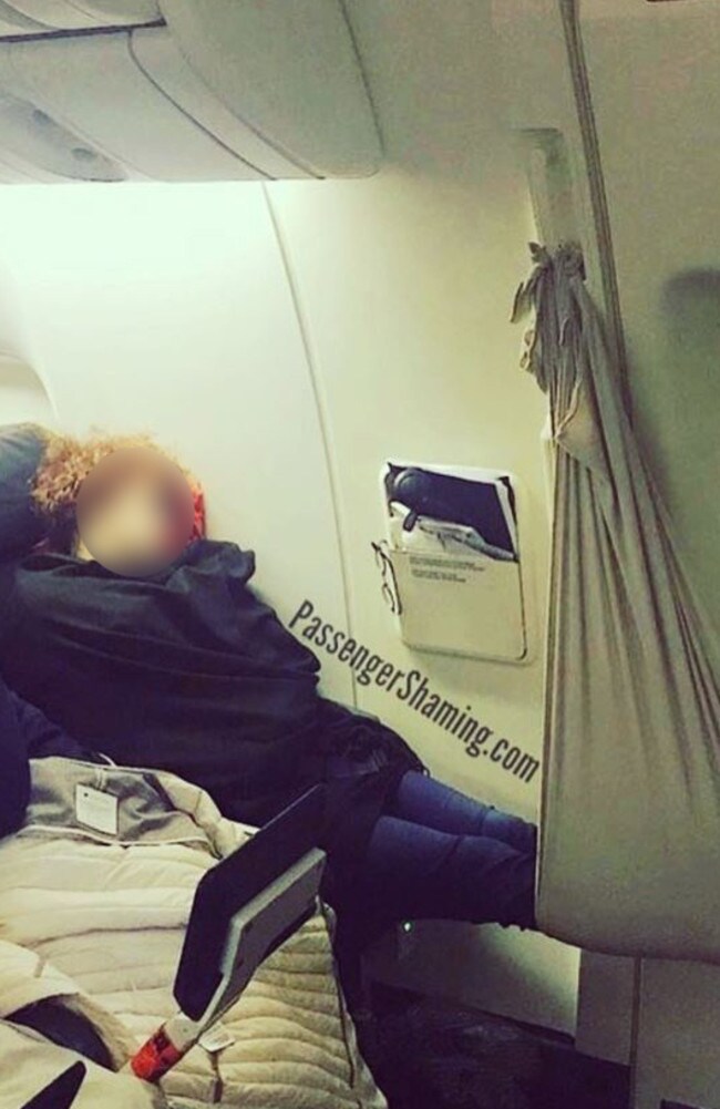 Passenger uses blankets to make leg hammock to sleep on plane