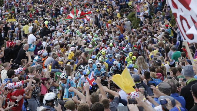 Safety of Tour de France riders risked by selfish ‘selfies’ The