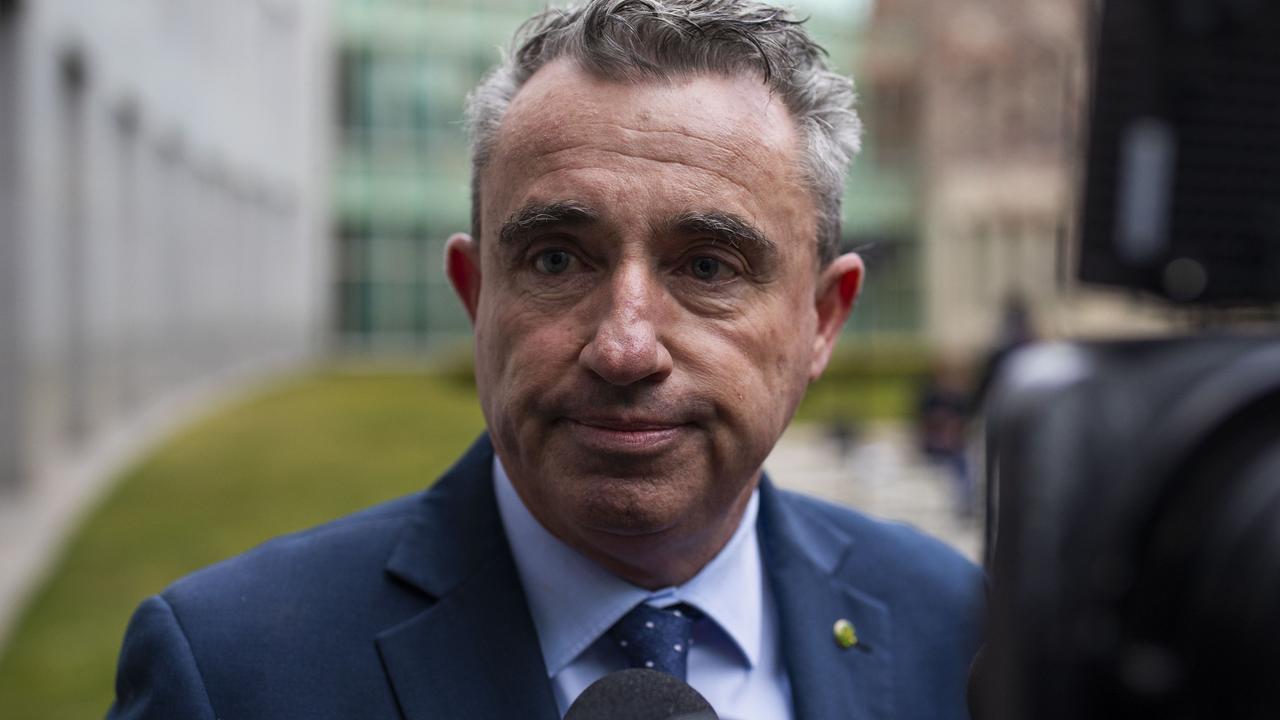 Kevin Hogan National MP to sit on crossbench after