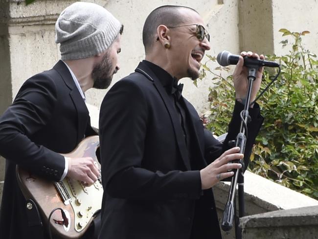Chester Bennington dead Linkin Park singer commits suicide