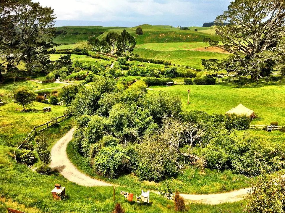 Lord of the Rings tour guide and actor Bruce Hopkins tells tourists NZ