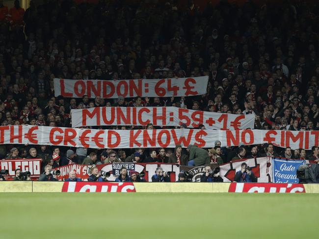 Bayern Munich Fans : Bayern Munich fans throw toilet paper, Arsenal fan invades ...
