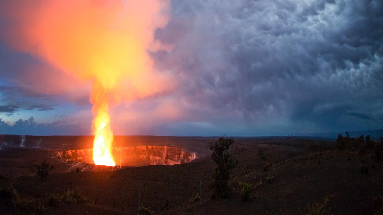Tourist falls into volcano after crossing barrier at Hawaii national