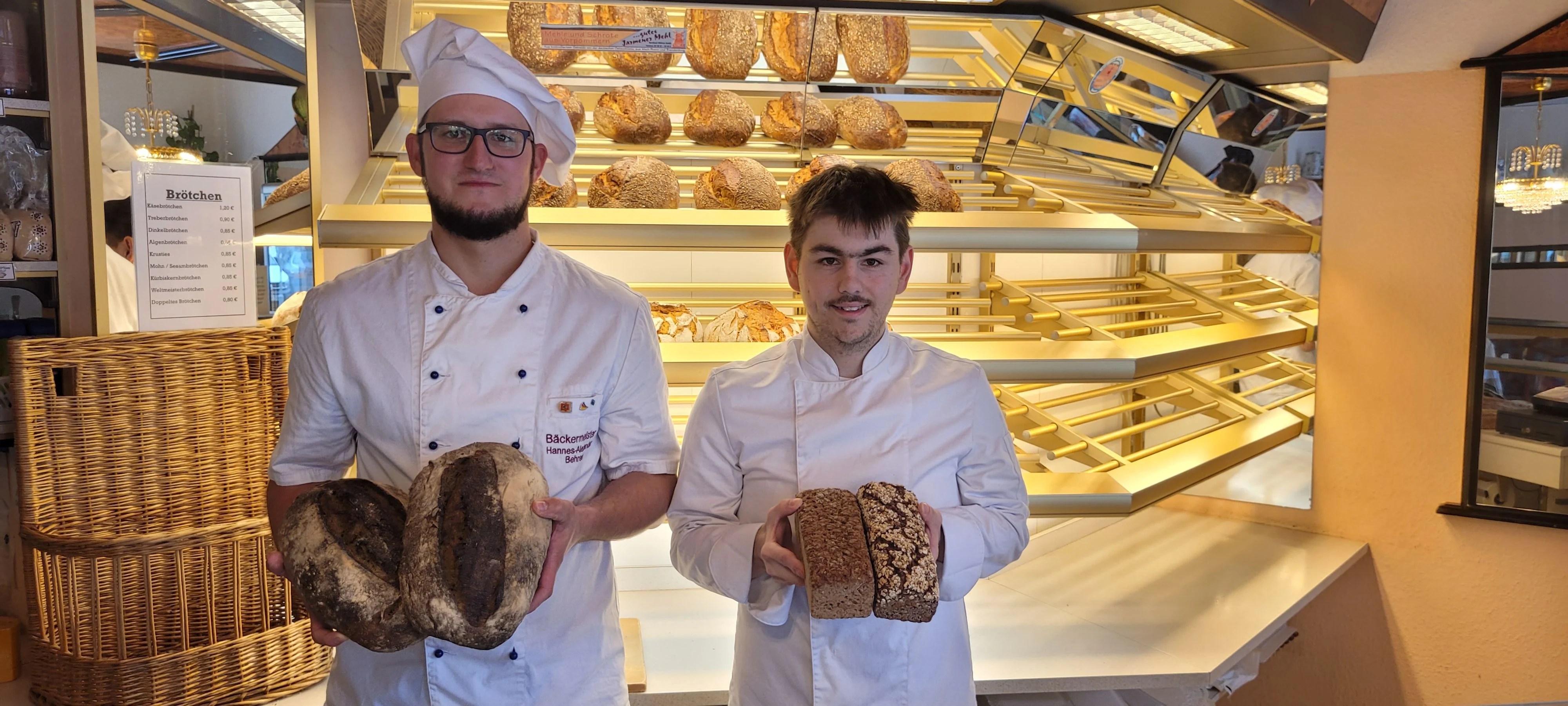 Plauer Bäcker Hannes Behrens hilft Jonathan Bechtle