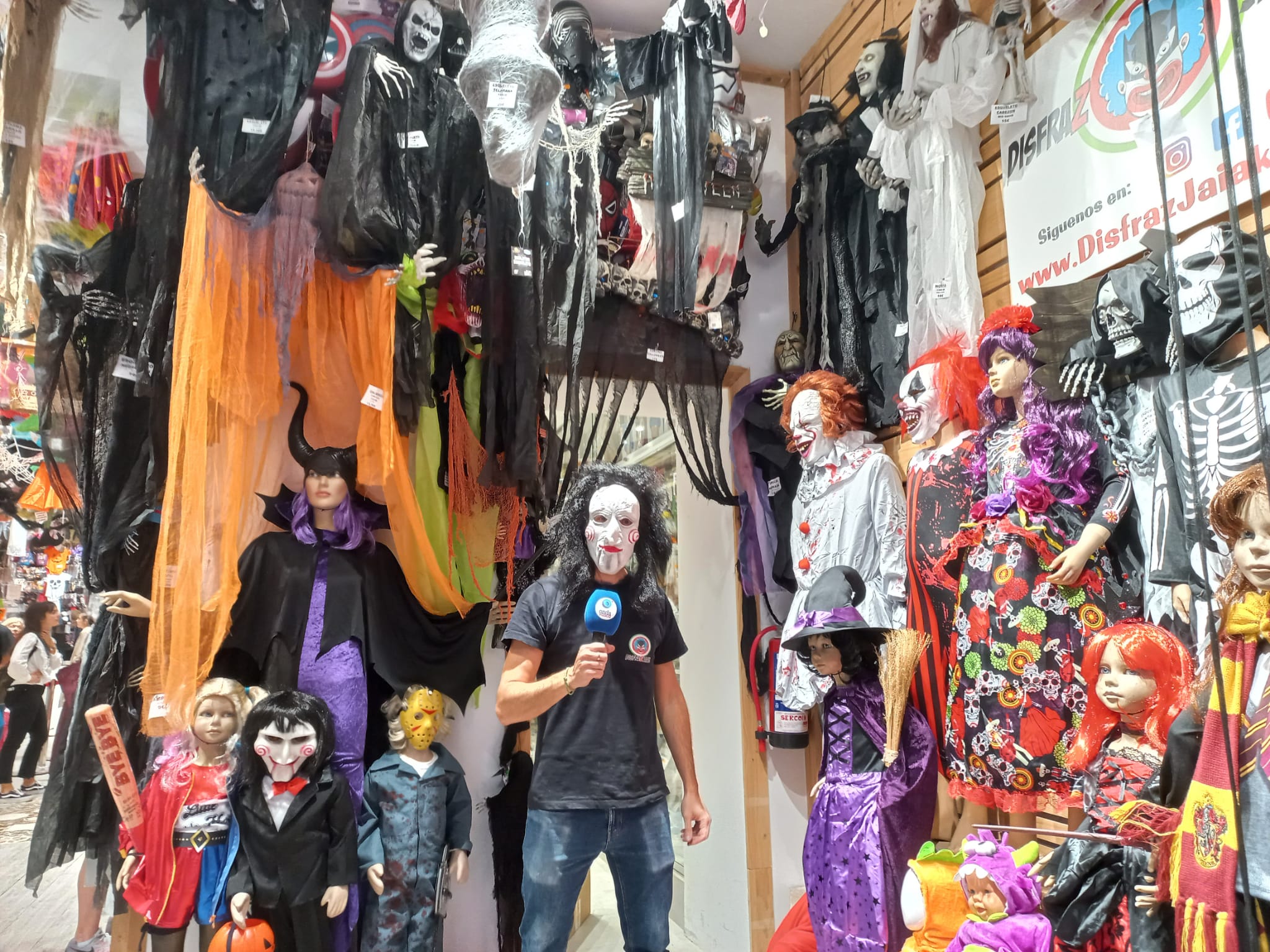 ¿Cómo se preparan las tiendas de disfraces para Halloween? Onda Vasca