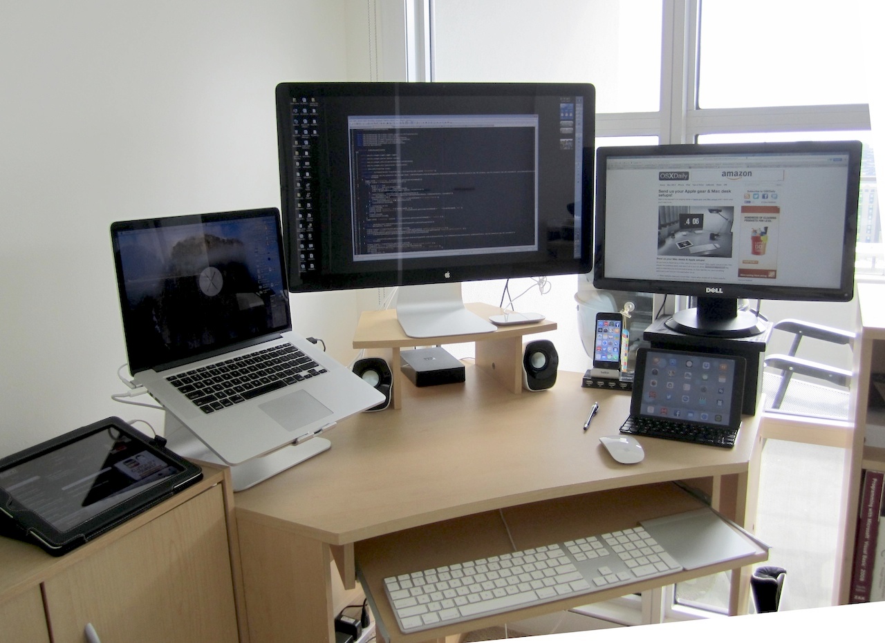 Mac Setup Triple Display Workstation of an Integrations Mac Setup Triple Display Workstation of an Integrations