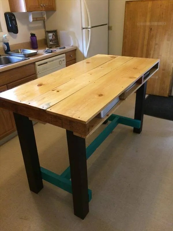 DIY Wood Pallet Kitchen Table